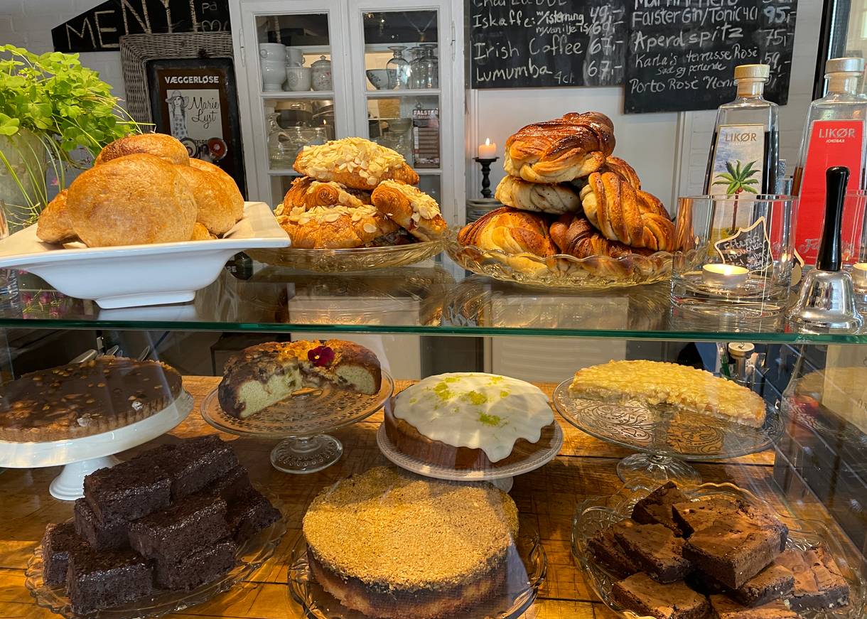 Torten und Kuchen in einer Vitrine