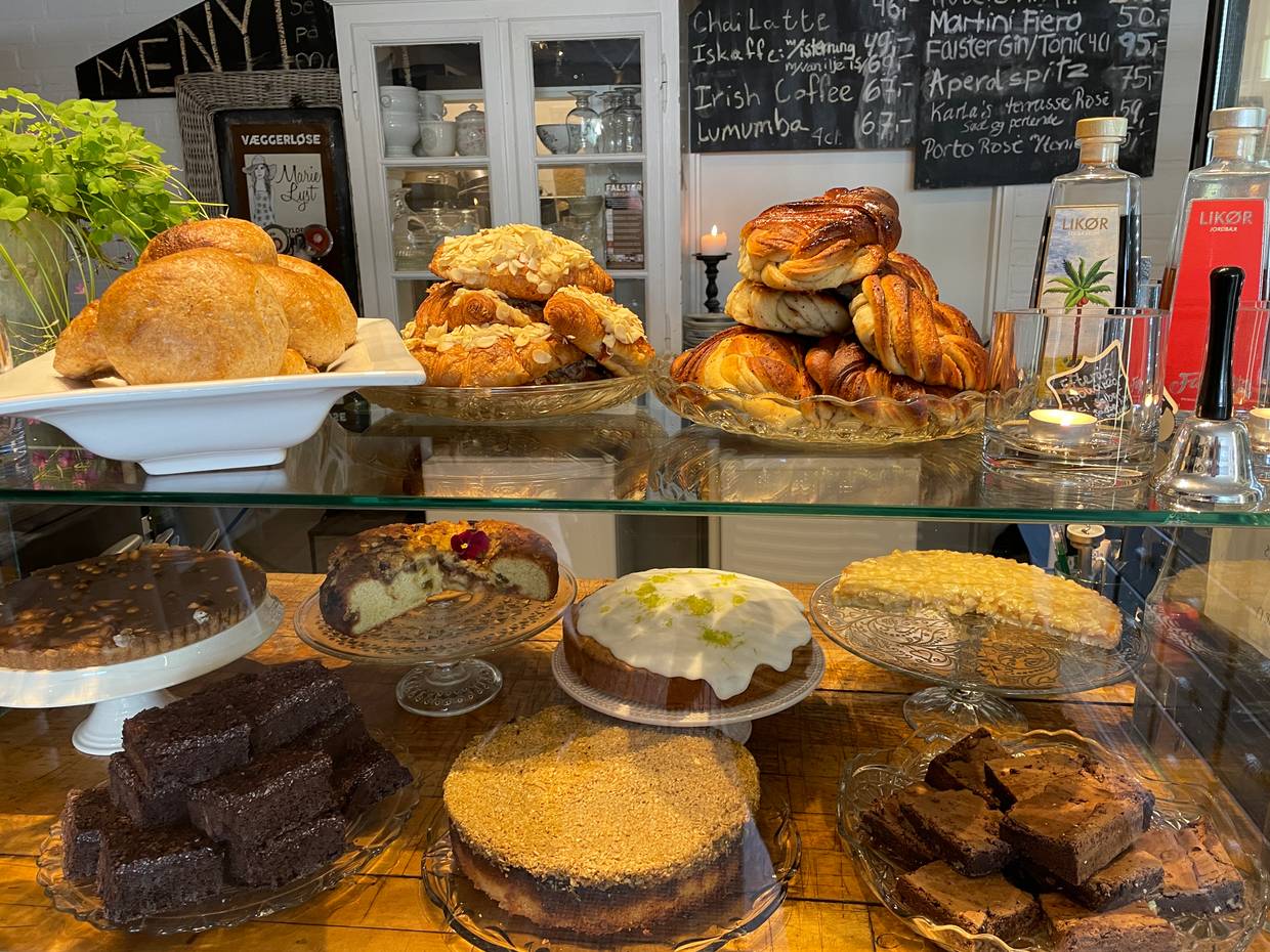 Torten und Kuchen in einer Vitrine