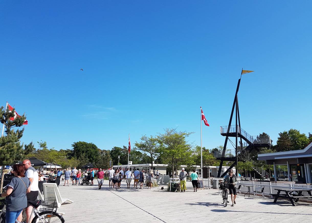 Hölzerner dreieckiger Turm auf dem zentralen Platz des Ortes