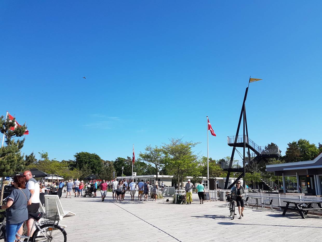 Hölzerner dreieckiger Turm auf dem zentralen Platz des Ortes