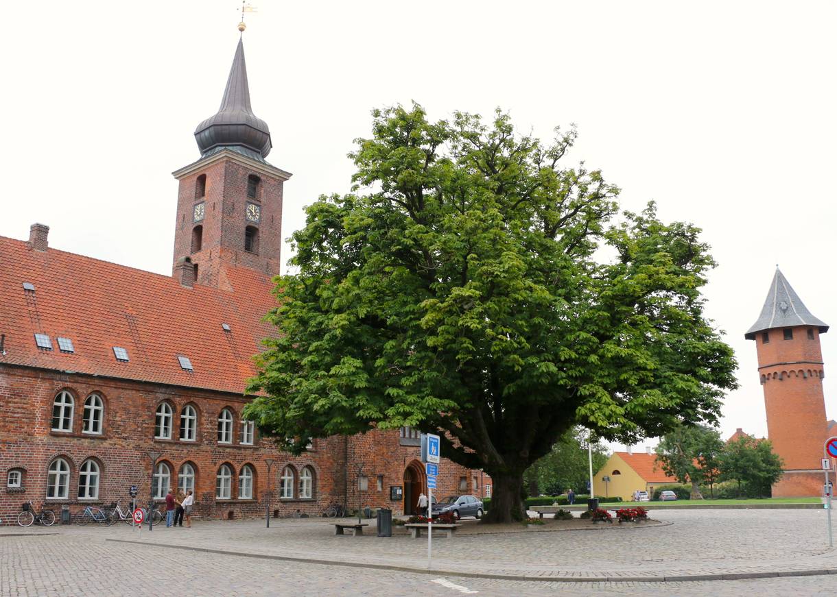 Klosterkirche und Wasserturm an einem Platz