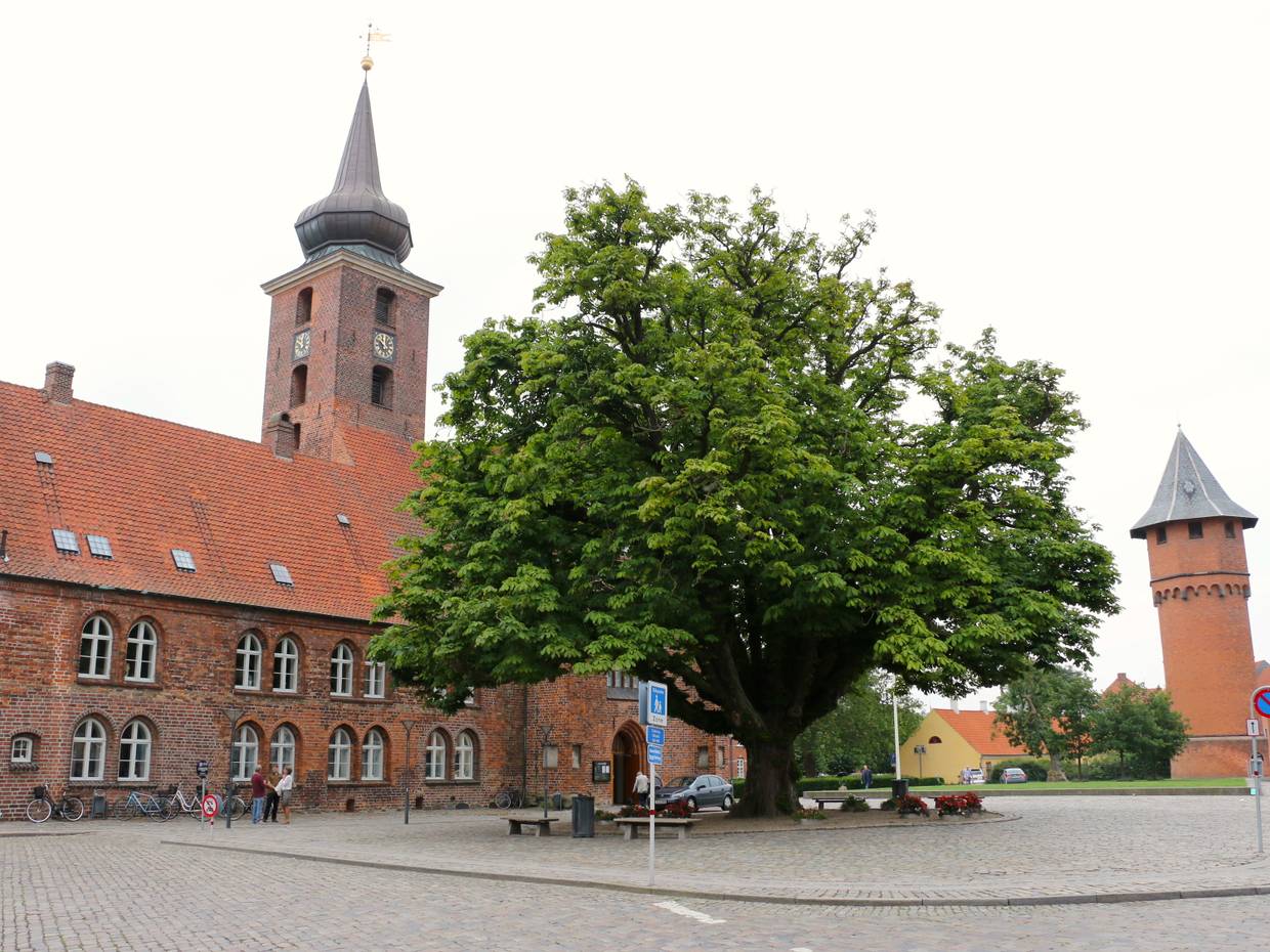 Klosterkirche und Wasserturm an einem Platz