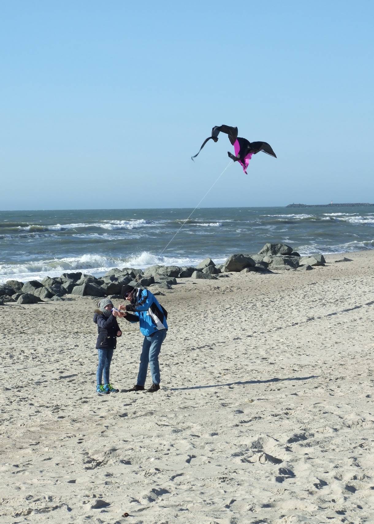 Kinder am Strand mit Drachen