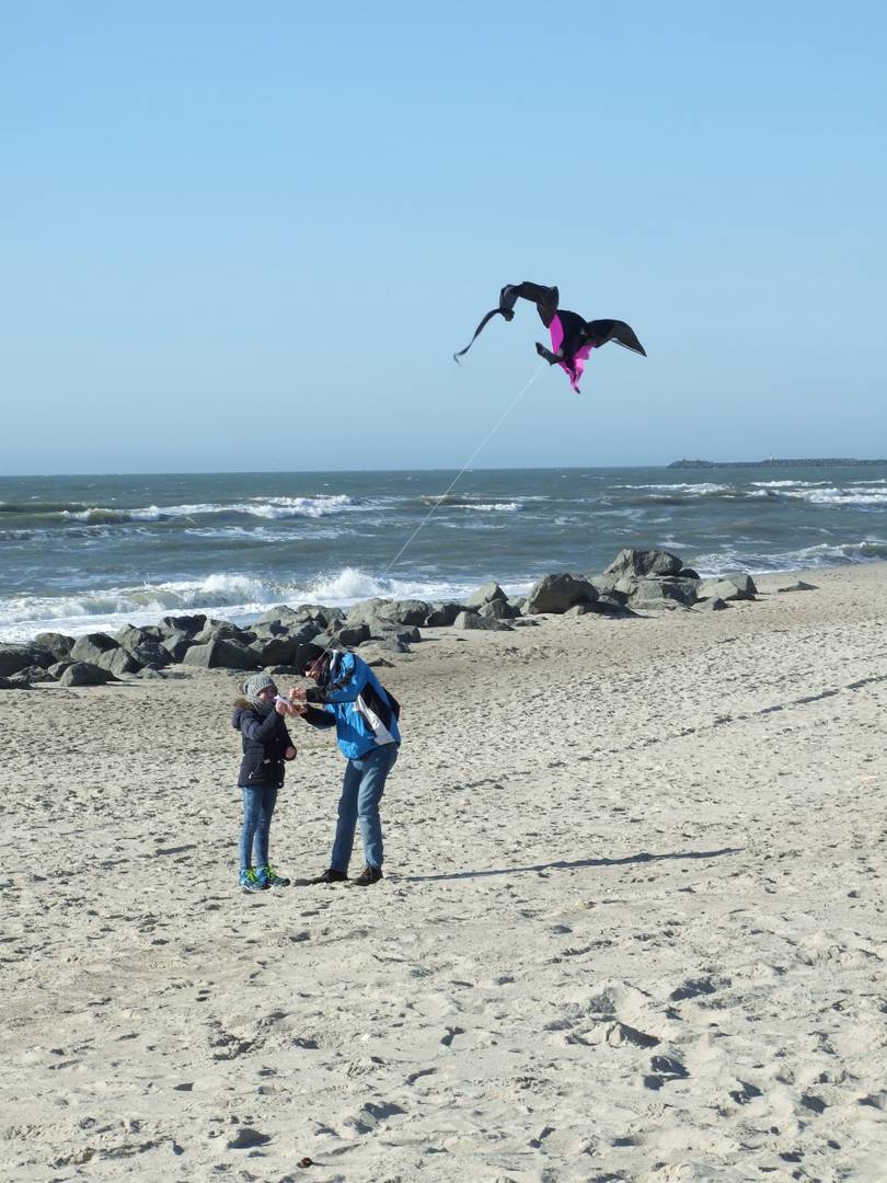 Kinder am Strand mit Drachen