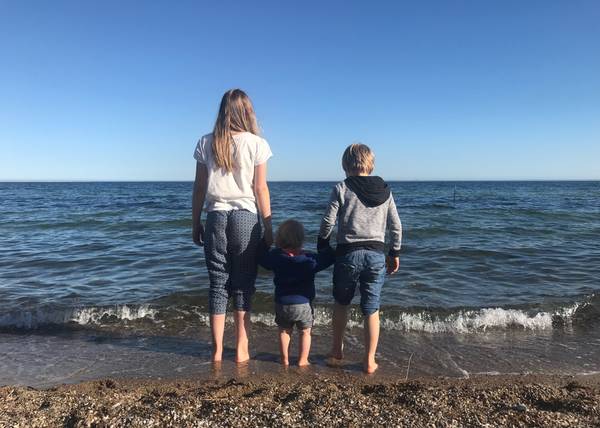 Kinder an einem Ostseestrand in Dänemark