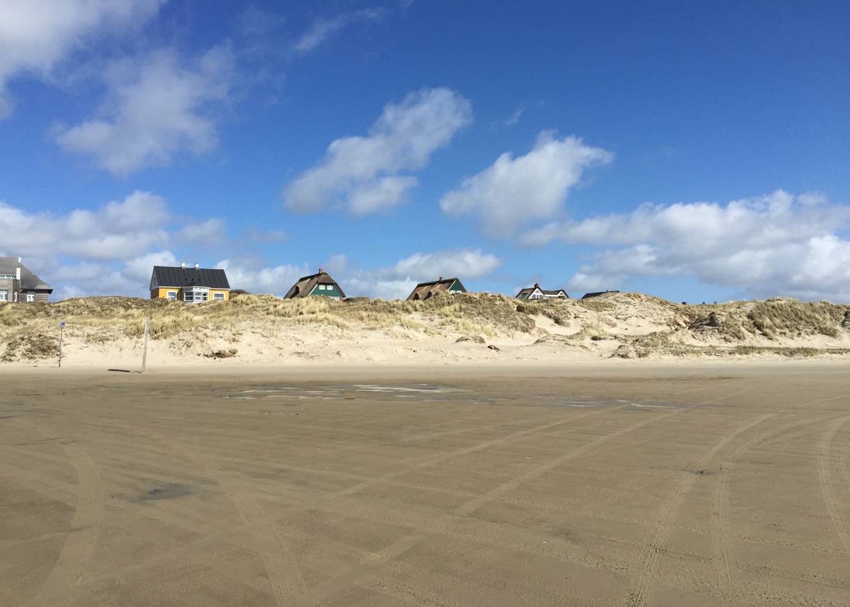 Ferienhäuser auf oder direkt hinter der Düne am Strand