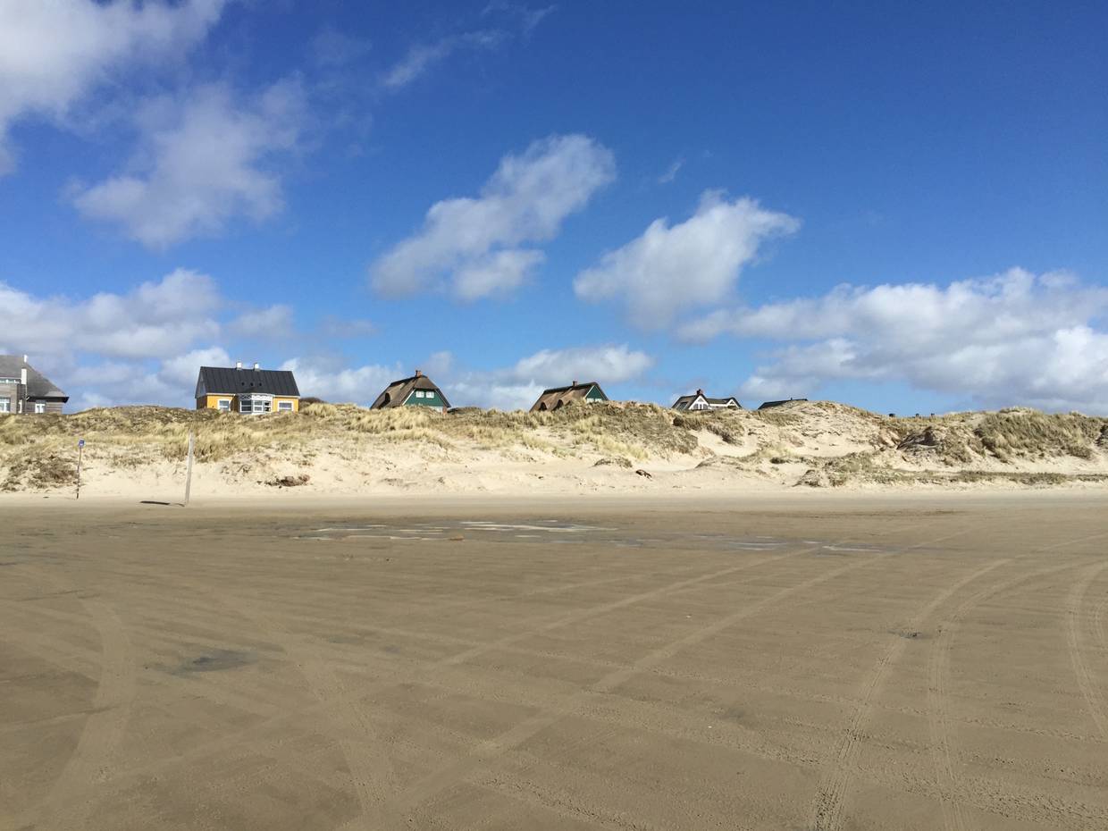 Ferienhäuser auf oder direkt hinter der Düne am Strand