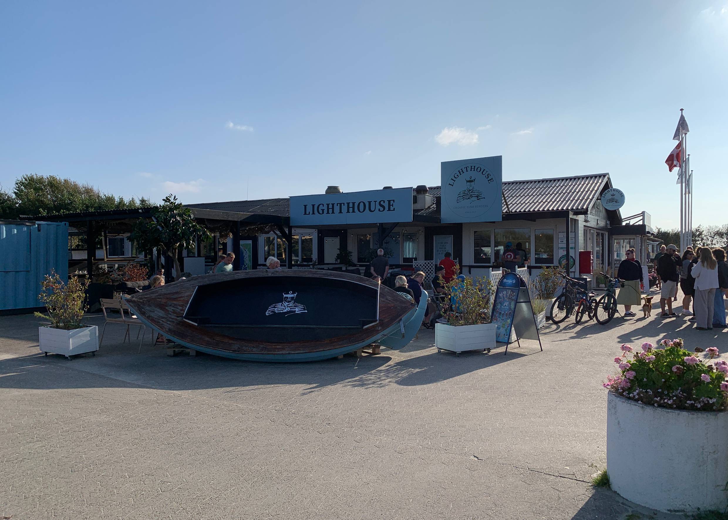 Straße mit Radfahrern, am Straßenrand ein Supermarkt