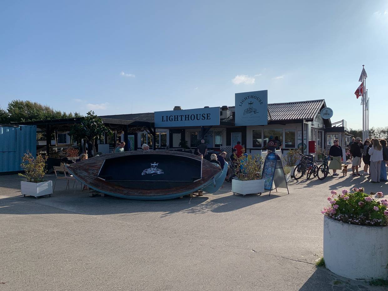 Straße mit Radfahrern, am Straßenrand ein Supermarkt