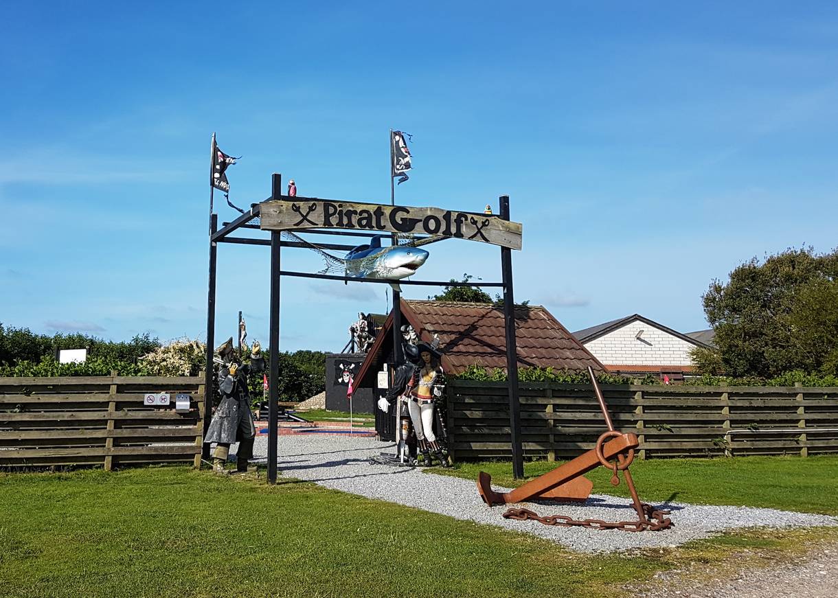Eingangstor zu einem Minigolfplatz mit Piratendeko