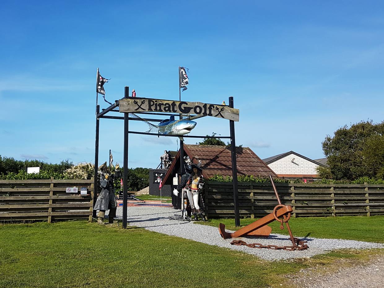 Eingangstor zu einem Minigolfplatz mit Piratendeko