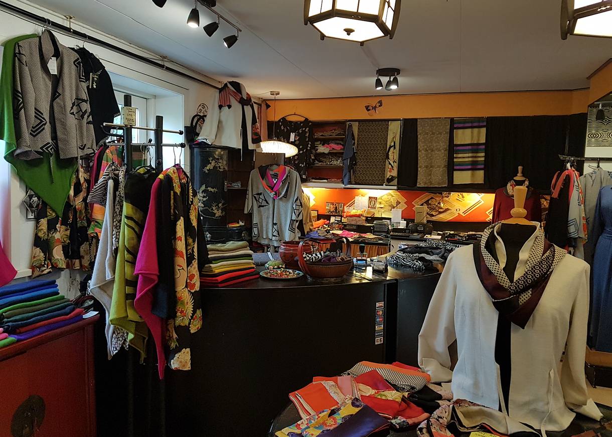 Verkaufsraum einer Textilbutik mit Hangenähter Seidenmode