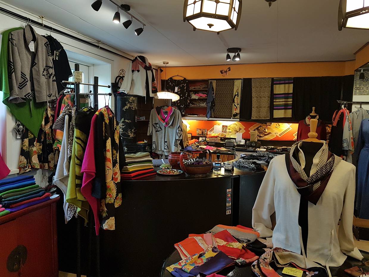 Verkaufsraum einer Textilbutik mit Hangenähter Seidenmode