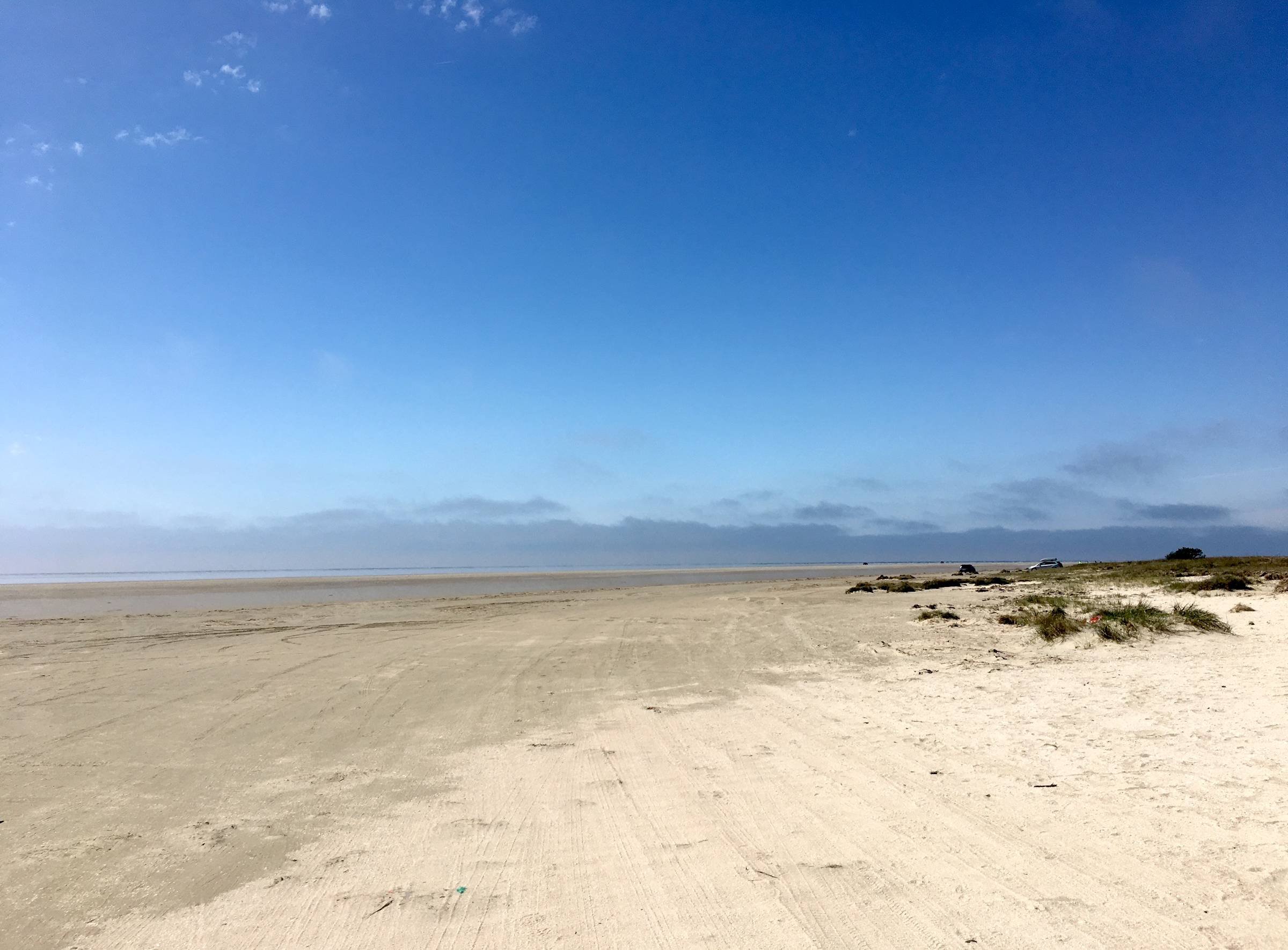 Menschenleerer, sehr breiter Sandstrand