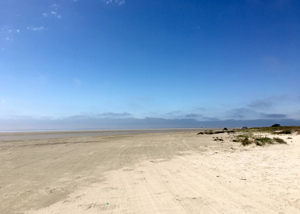 Menschenleerer, sehr breiter Sandstrand