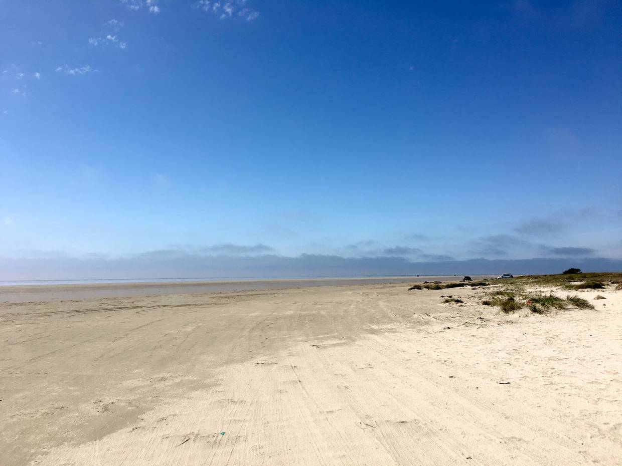 Menschenleerer, sehr breiter Sandstrand