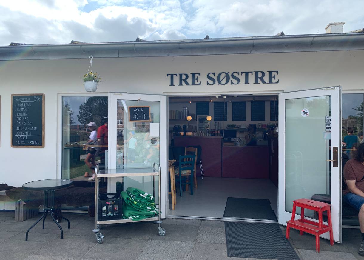 Blick auf dem Eingang zum Café Tre Søstre