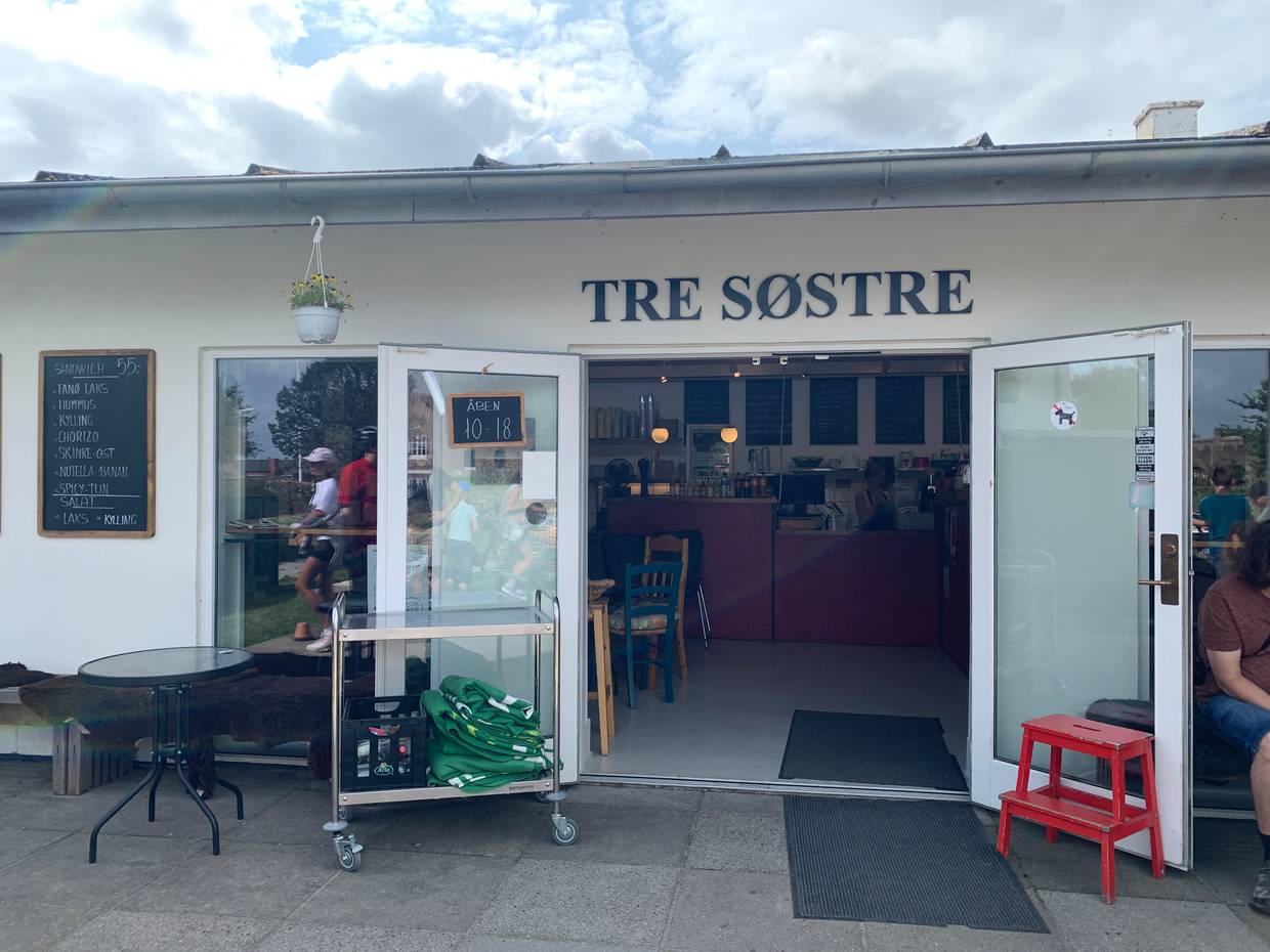 Blick auf dem Eingang zum Café Tre Søstre