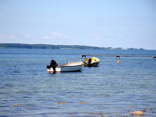Boote vor Fejø mit Lolland im Hintergrund
