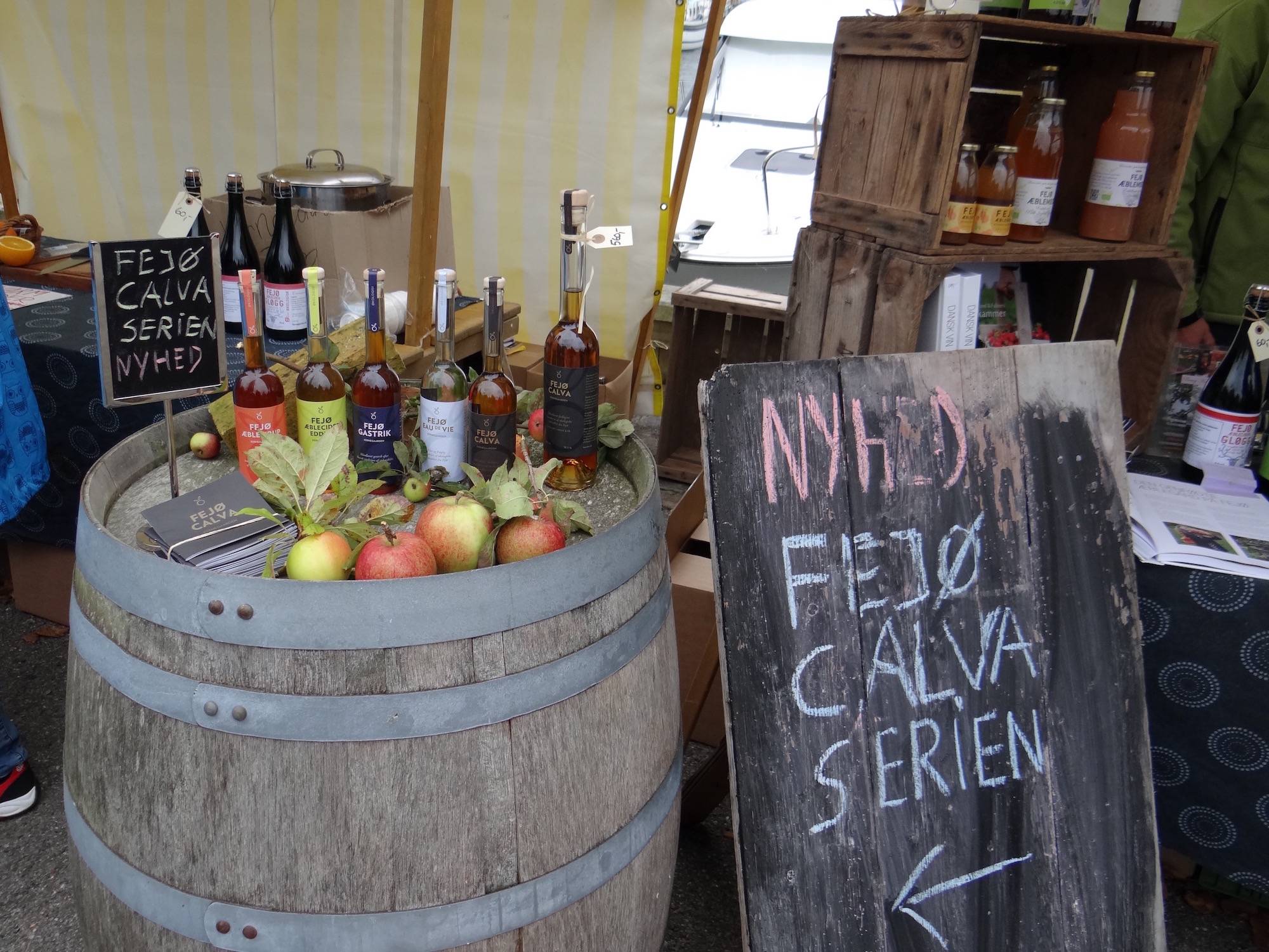 Marktstand mit Schnapps und Äpfeln