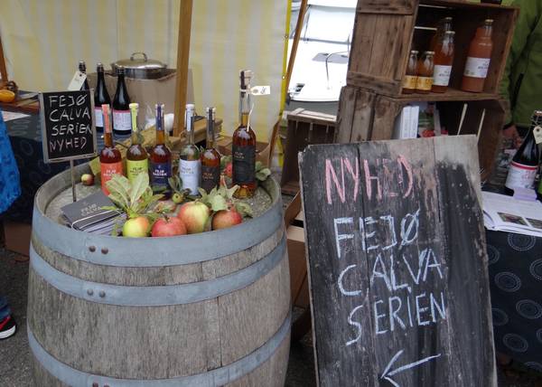 Marktstand mit Schnapps und Äpfeln