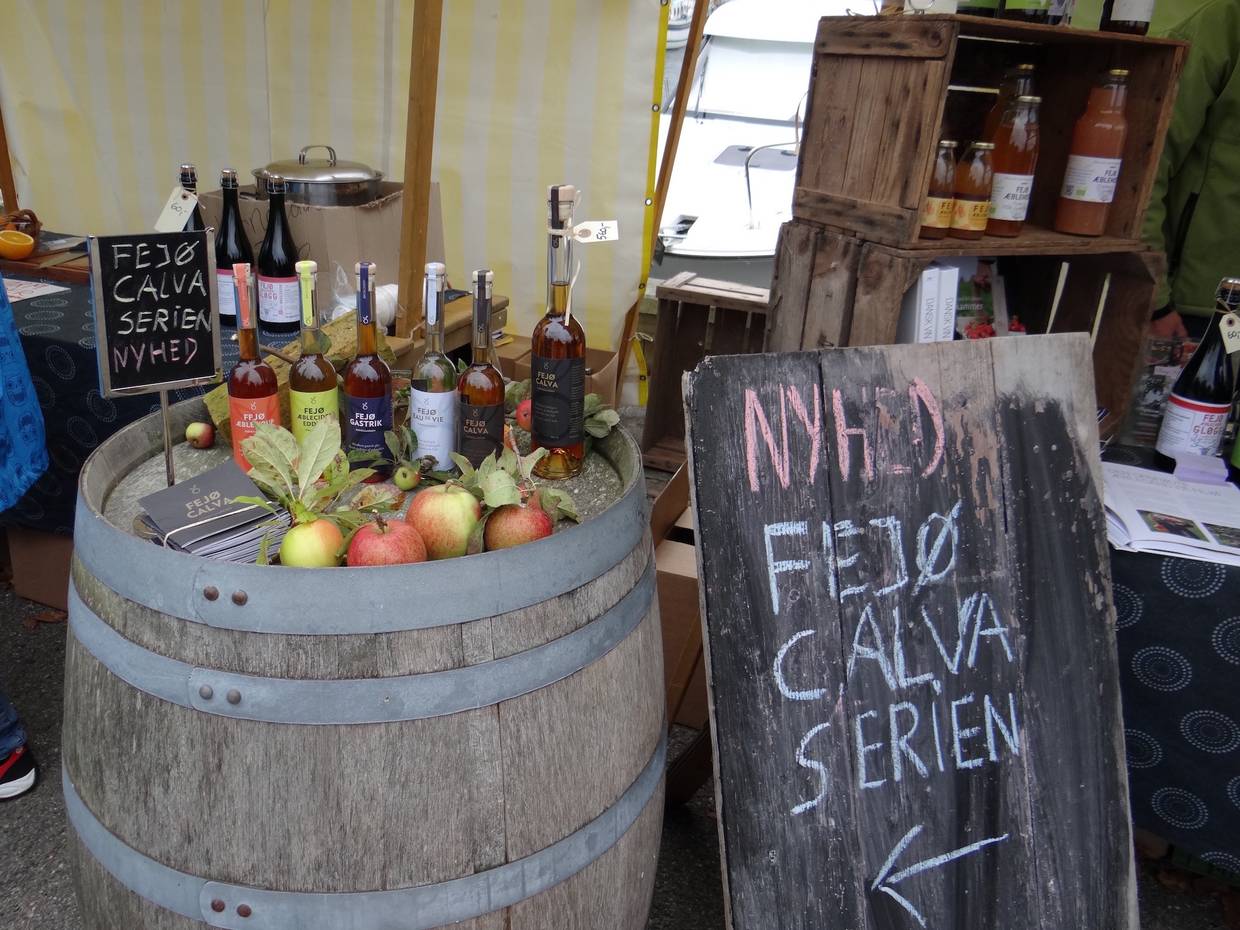 Marktstand mit Schnapps und Äpfeln