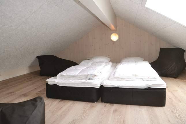 Schlafboden mit zwei Matratzen unter dem Dach