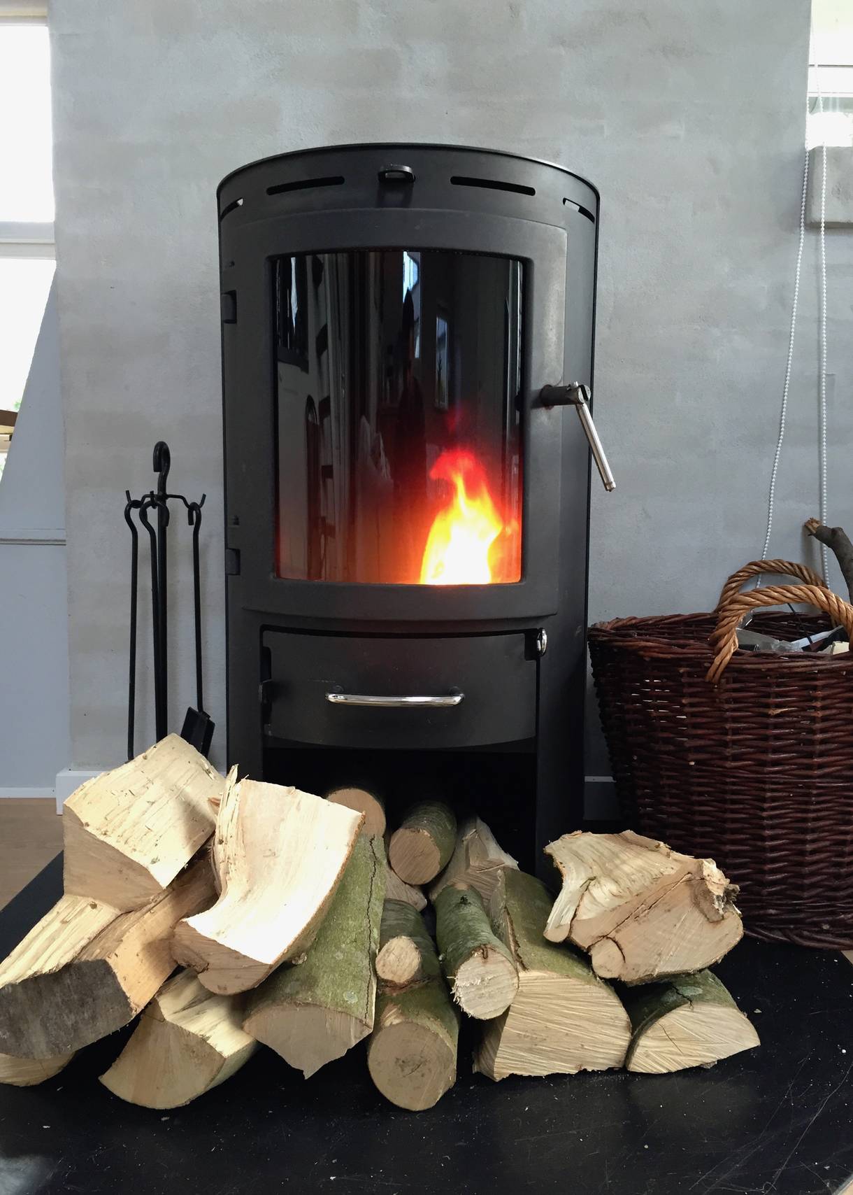 Brennender Kamin im Ferienhaus