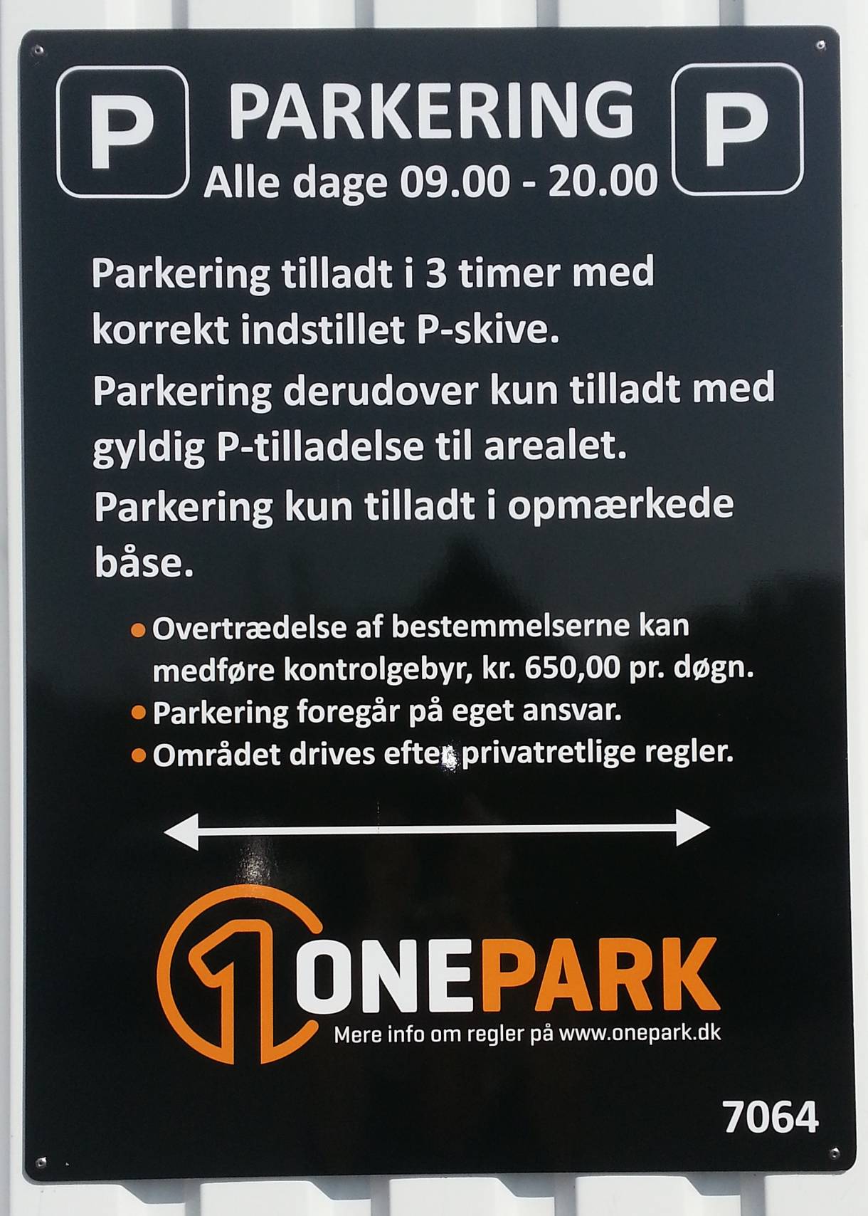 Hinweisschild auf privatem Parkplatz