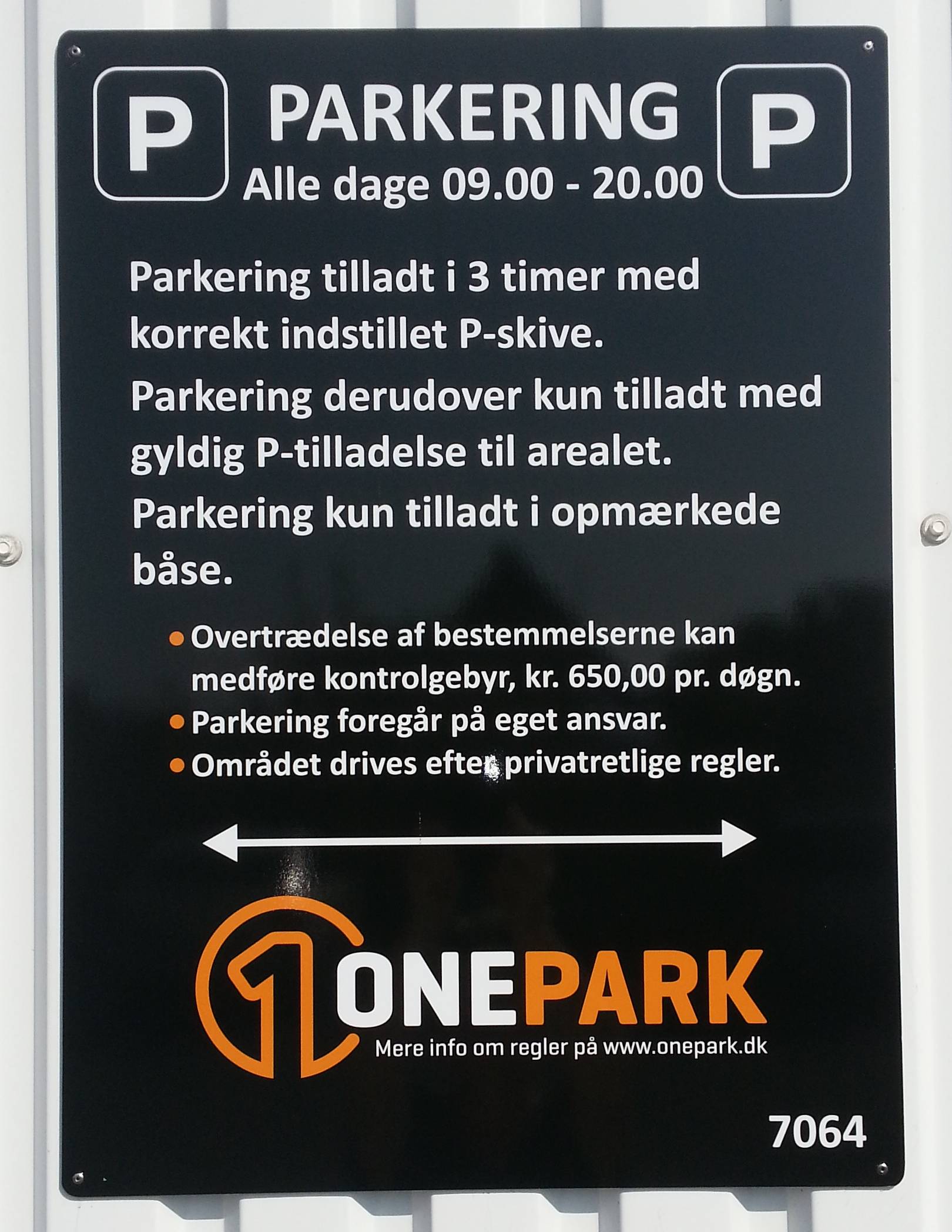Hinweisschild auf privatem Parkplatz