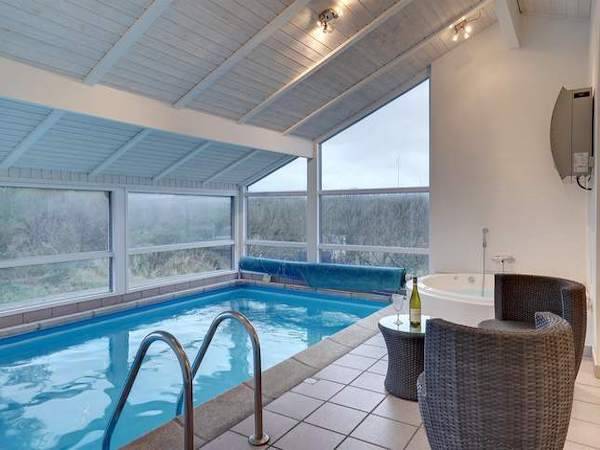 Poolraum in einem Ferienhaus