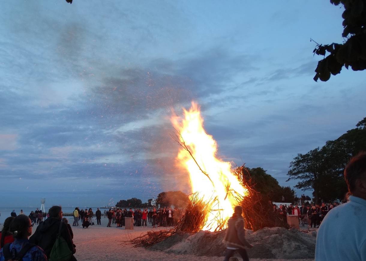 St. Hans Feuer am Strand mit vielen Zuschauern
