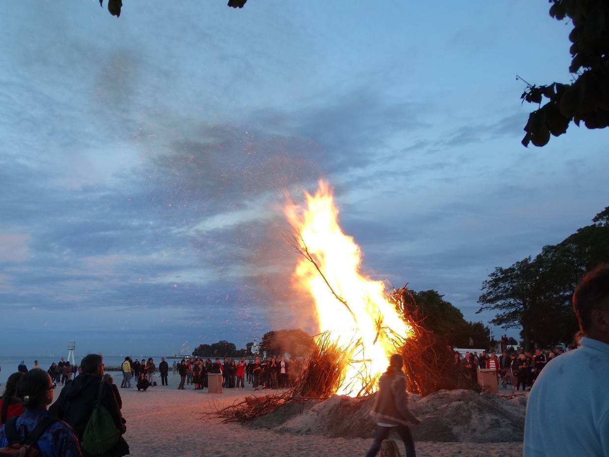 St. Hans Feuer am Strand mit vielen Zuschauern