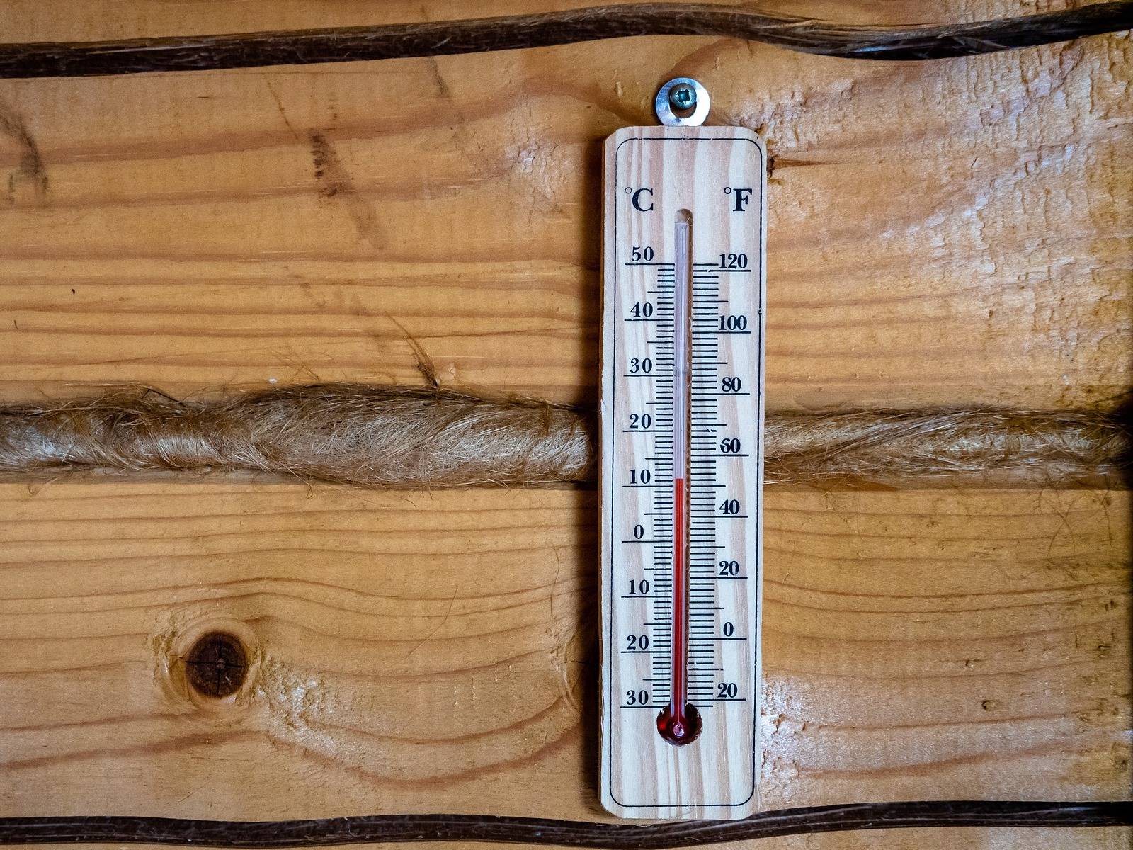 Thermometer an einer Holzwand