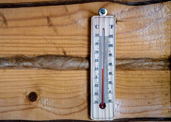 Thermometer an einer Holzwand