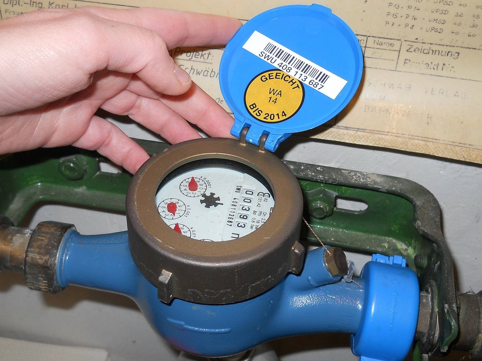 Wasseruhr mit geöffnetem Deckel