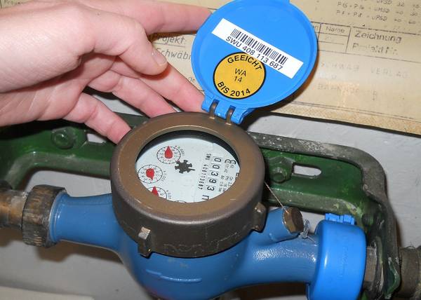 Wasseruhr mit geöffnetem Deckel