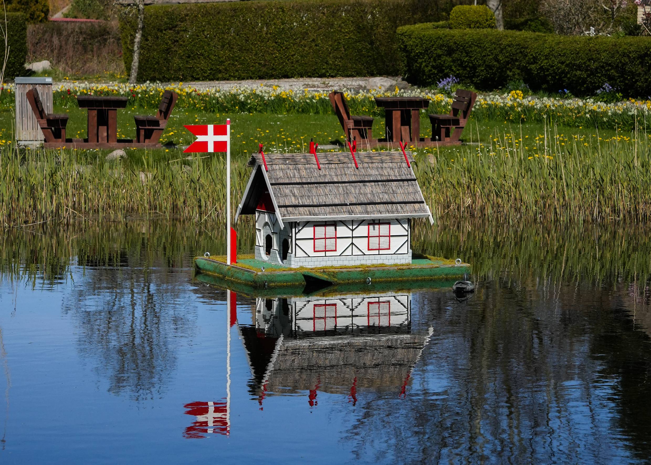 Entenhaus auf einem Teich mit dänische Flagge vor dem Haus