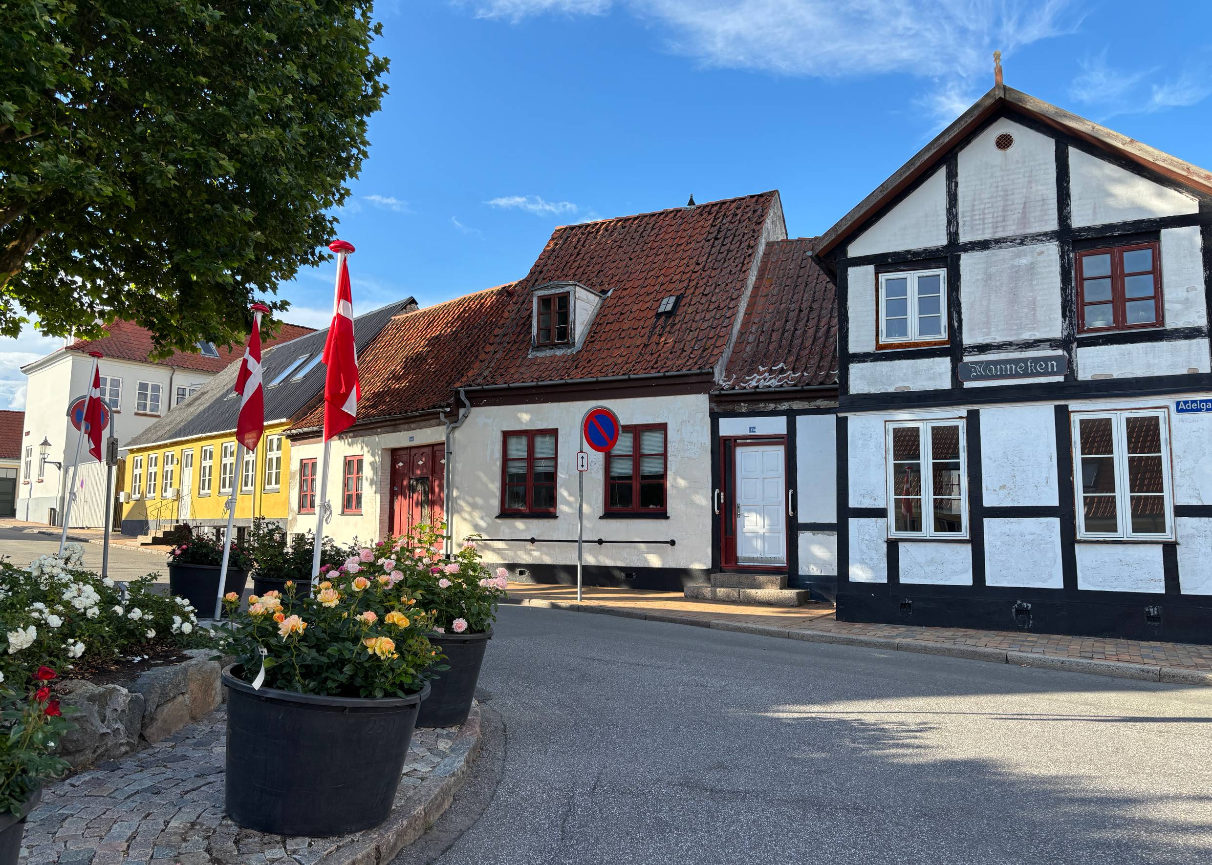 Kleine, bunte Fischerhäuser an einer Straße