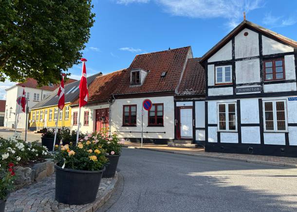 Kleine, bunte Fischerhäuser an einer Straße