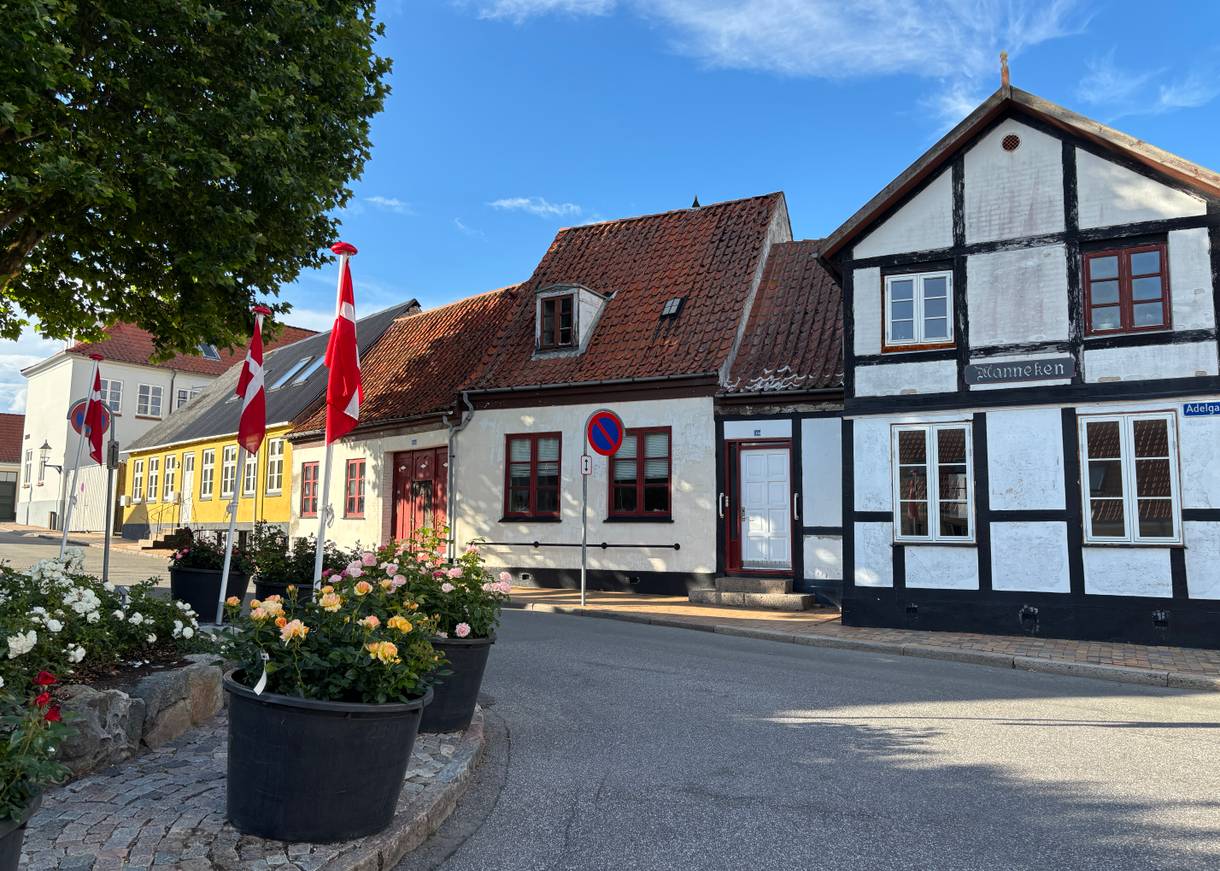Kleine, bunte Fischerhäuser an einer Straße