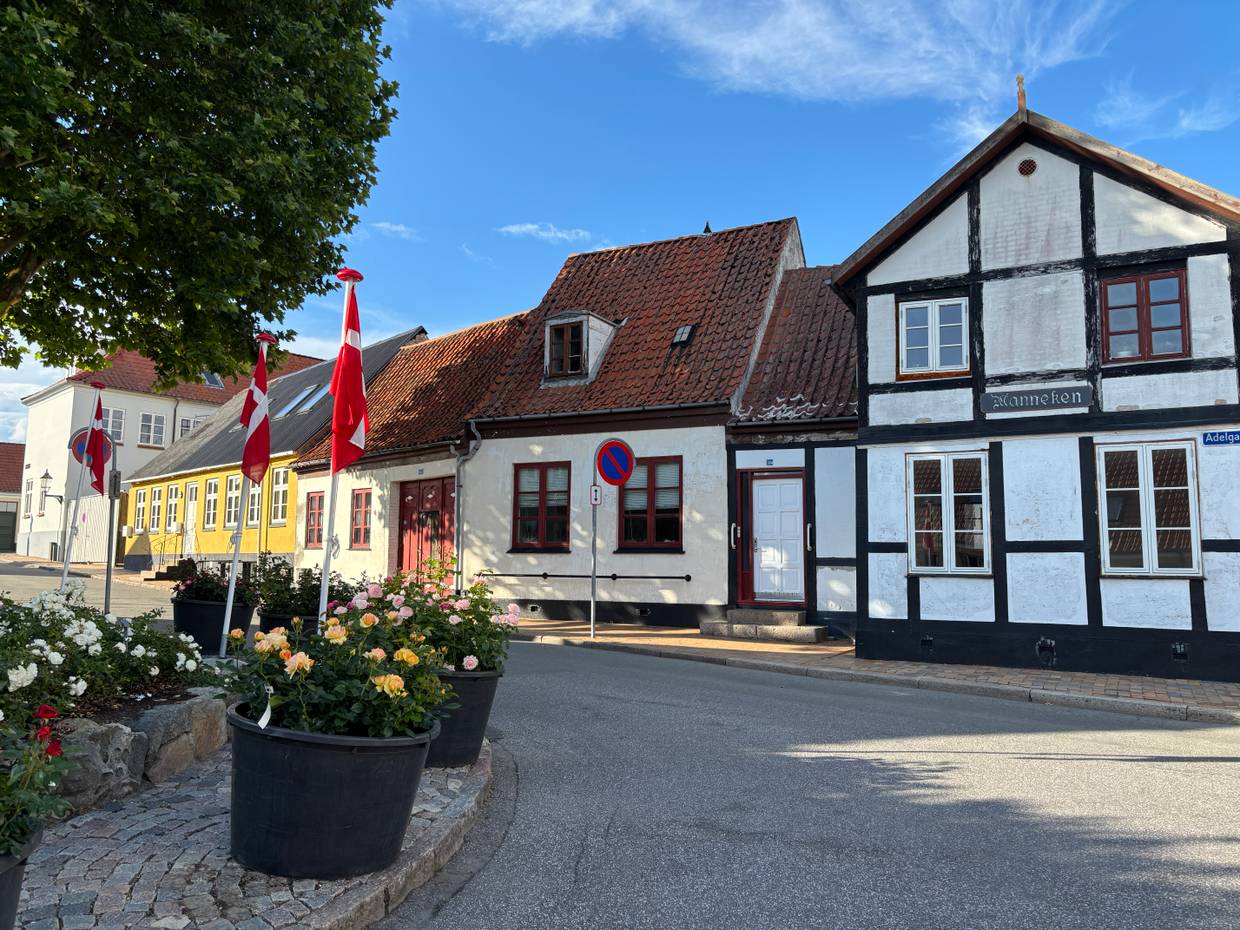 Kleine, bunte Fischerhäuser an einer Straße