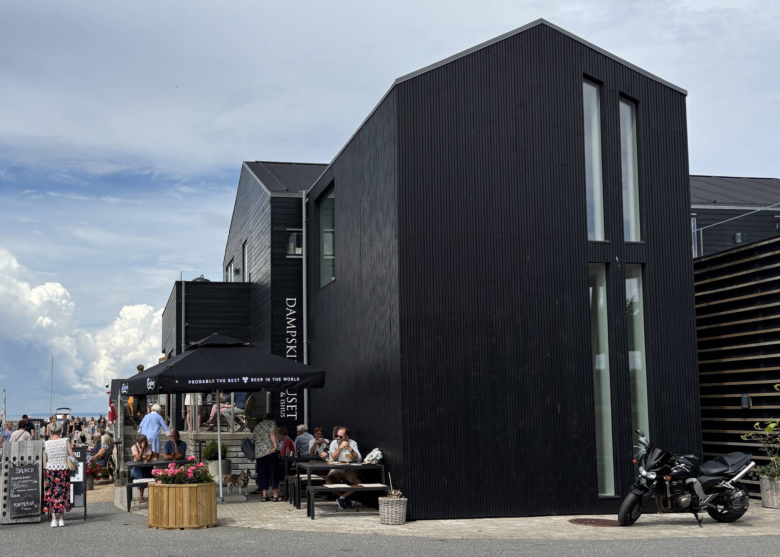 Holzverkleideter Neubau mit einem Café