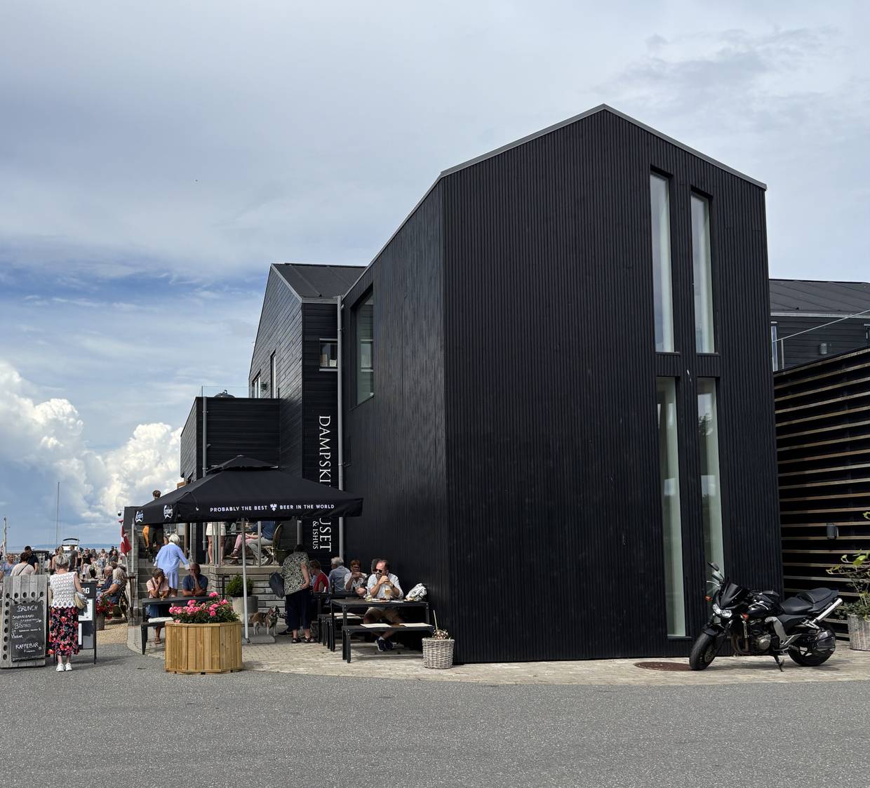 Holzverkleideter Neubau mit einem Café