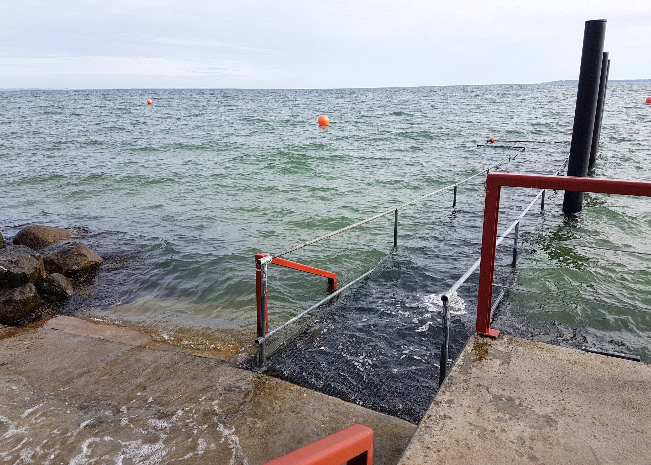 Rampe ins Meer fzum Baden mit Rollstuhl