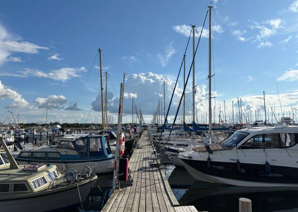 Ein Holzsteg mit vielen Segelbooten