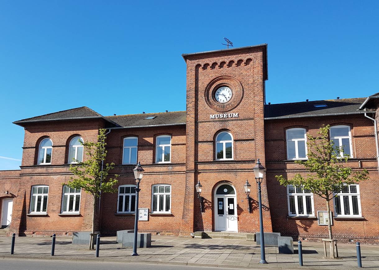 Großes rotes Bahnhofsgebäude, heute ein Museum