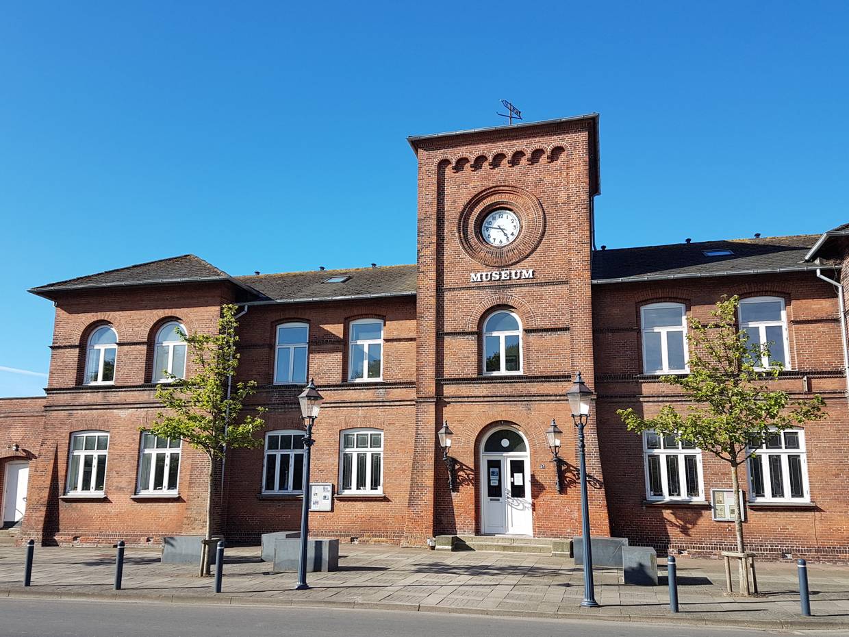 Großes rotes Bahnhofsgebäude, heute ein Museum