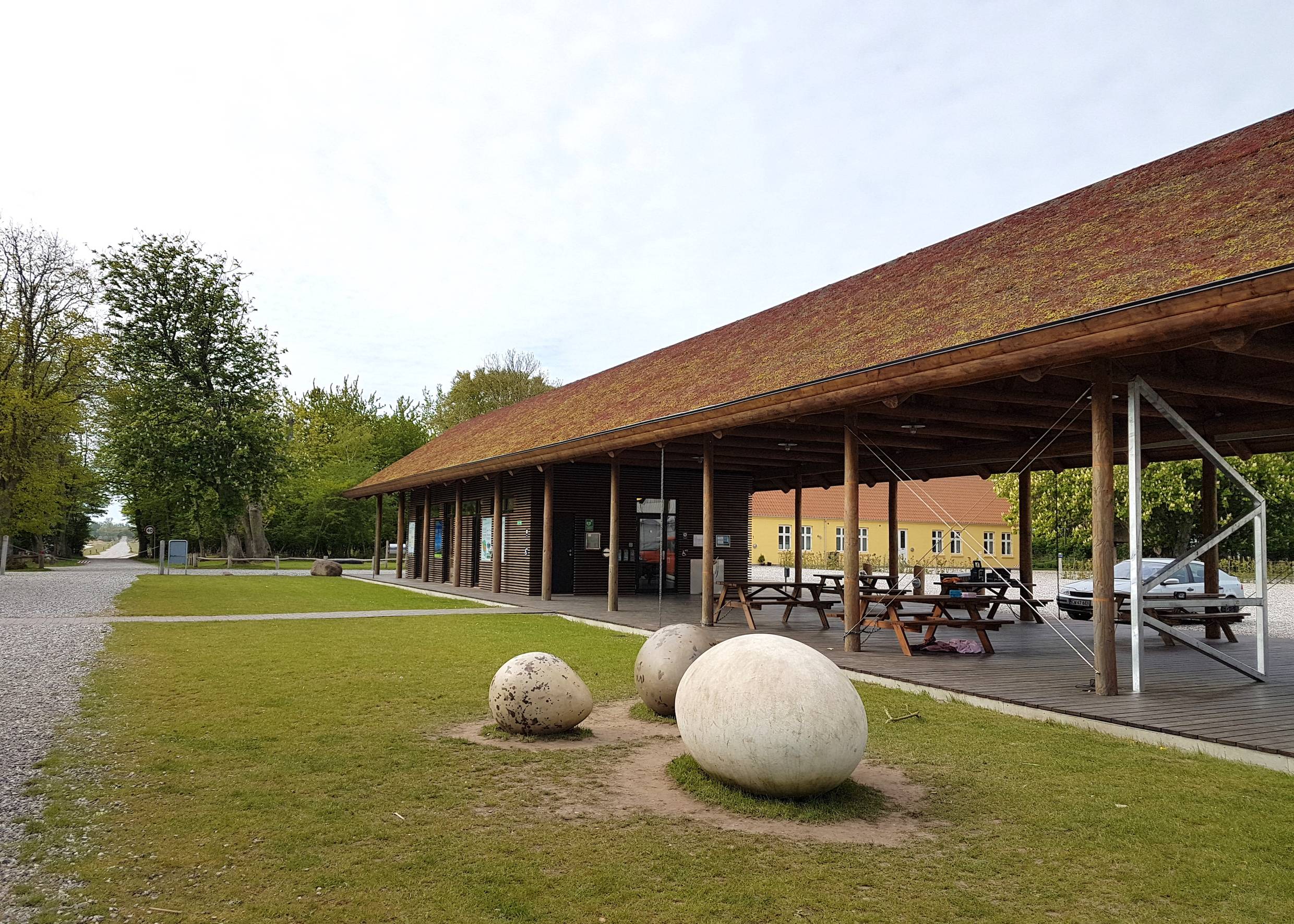 Überdachte Picknickbänke