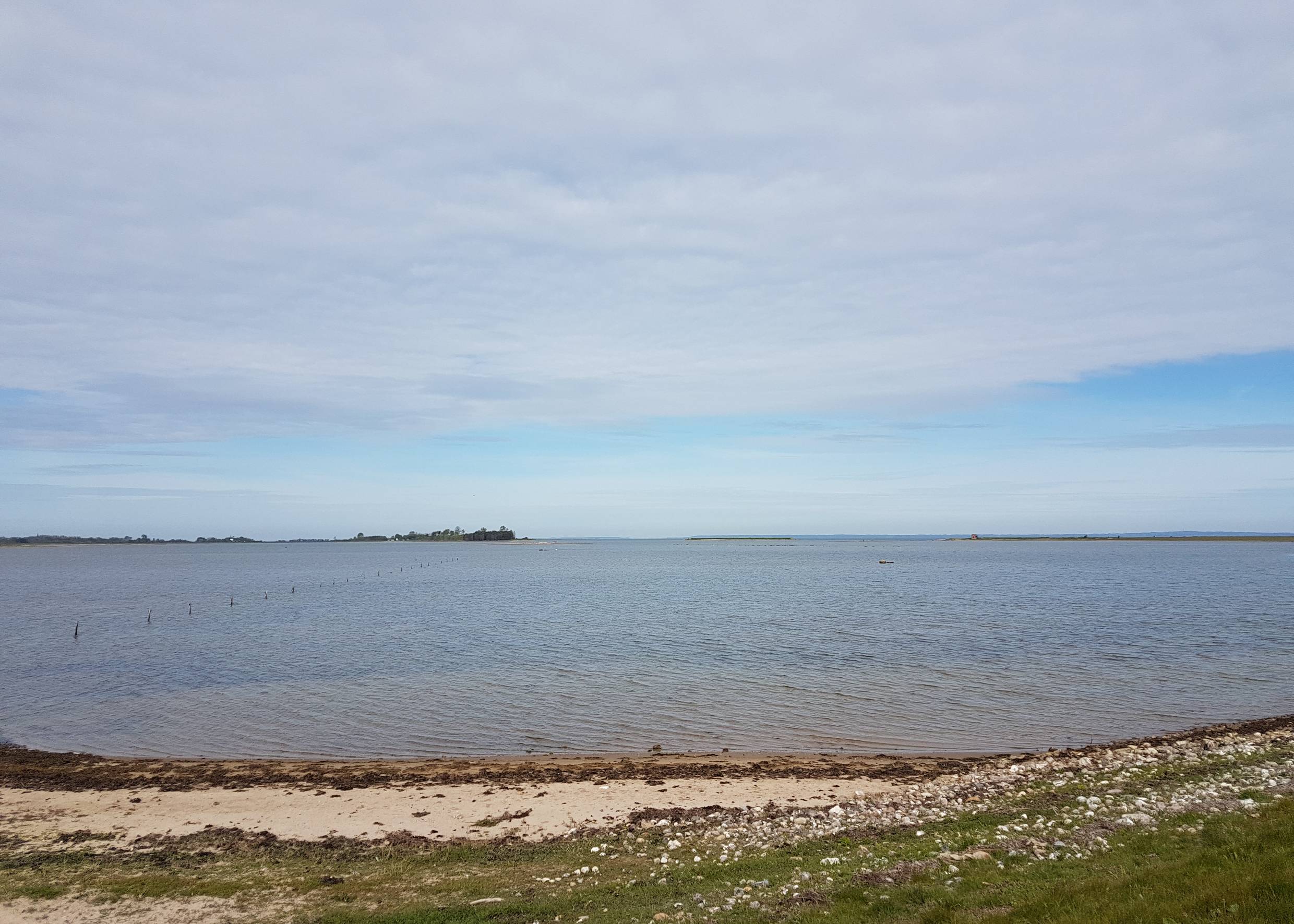 Blick auf eine weite Lagune